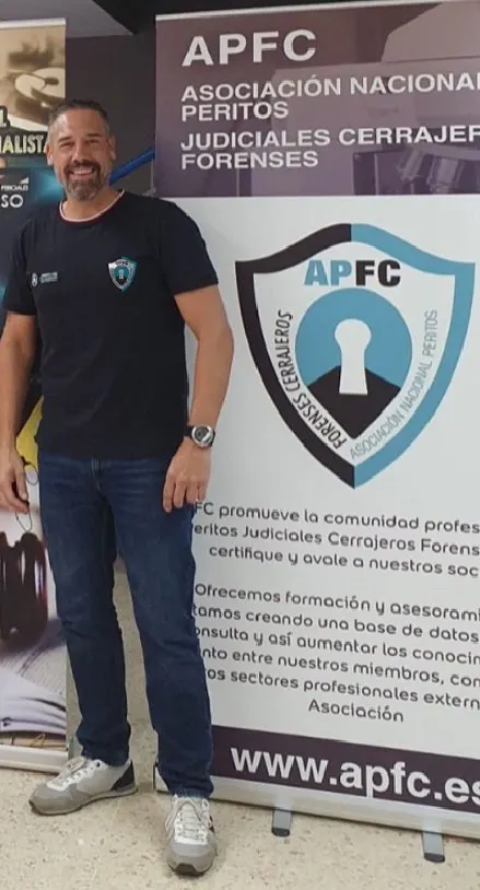 Perito judicial cerrajero forense de APFC documentando una pericia